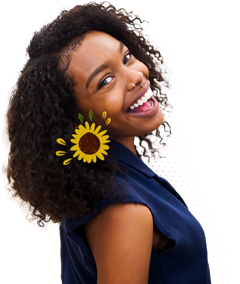 Foto de modelo negra sorrindo com cabelos cacheados